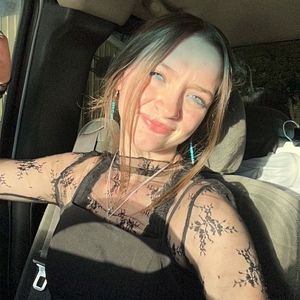 Meet your Posher, Emi